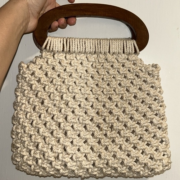 True Vintage Ivory Macrame Crocheted Handbag Purse Brown wooden Handle - Picture 1 of 8